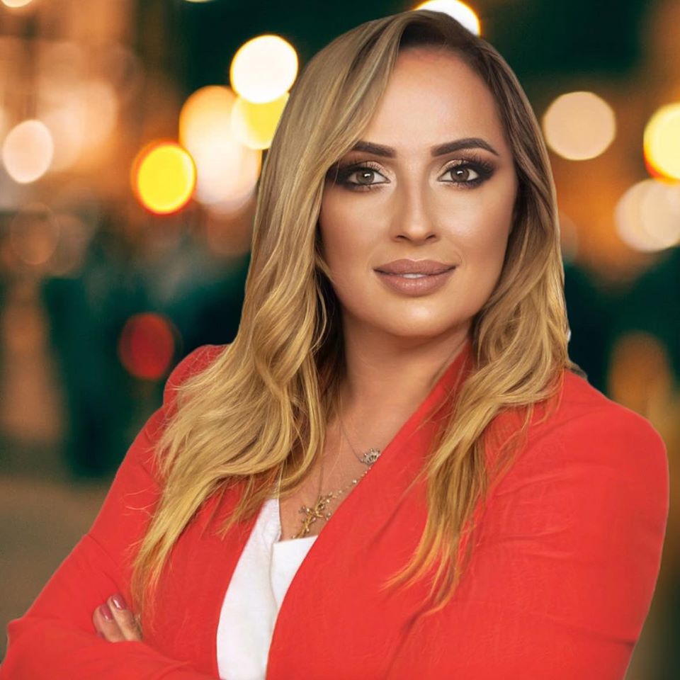 Μια γυναίκα πίσω από τον γιορταστικό φωτισμό του Πατούλη σε βασικούς οδικούς άξονες της Αθήνας