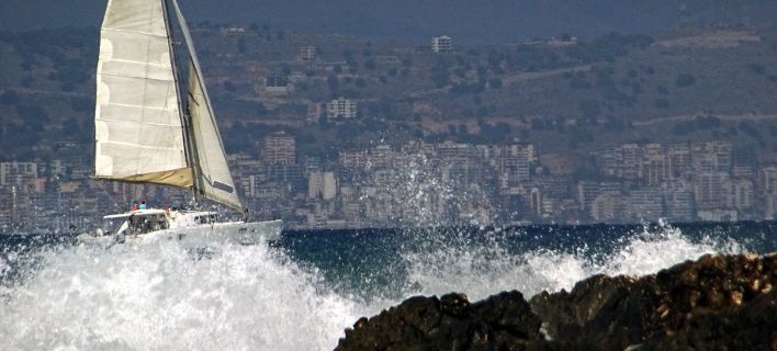 Ακυβέρνητο ιστιοφόρο με 4 επιβαίνοντες στον Σαρωνικό -Σπεύδουν πλοία και ελικόπτερο