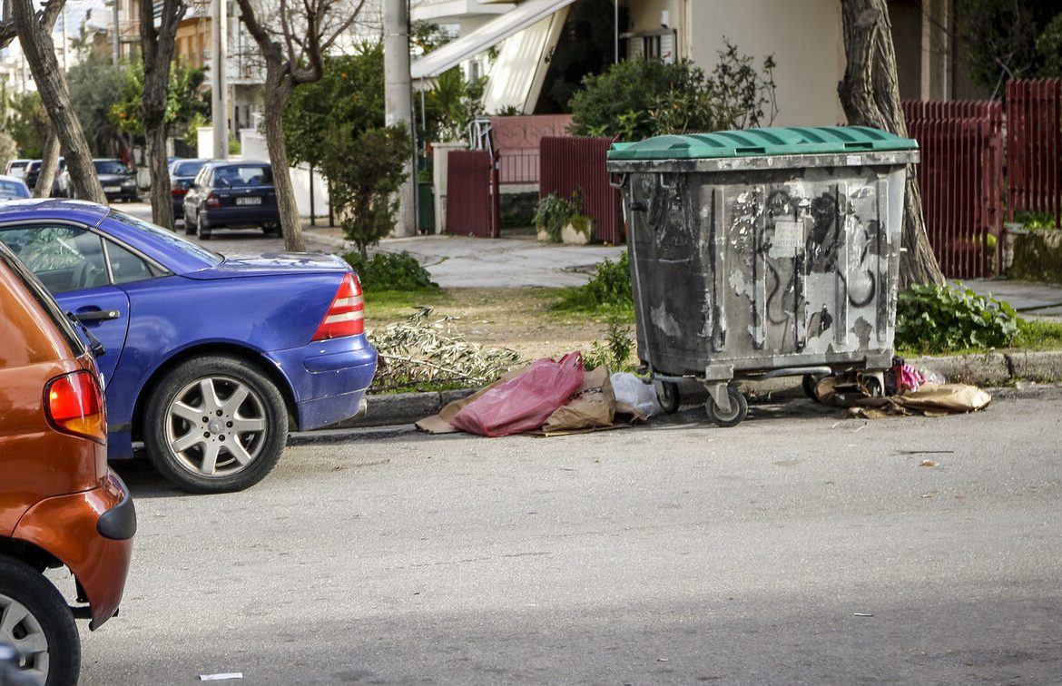 Σοκ!!! Βρήκαν μωρό 10 ημερών σε κάδο απορριμμάτων