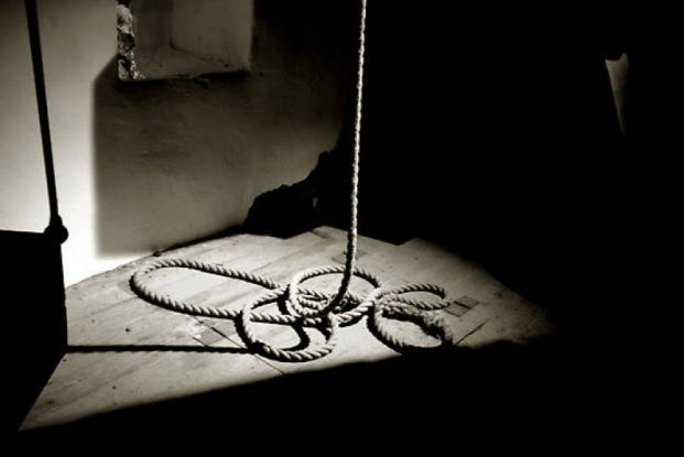 25χρονη καλλονή βρέθηκε κρεμασμένη με λουρί σκύλου