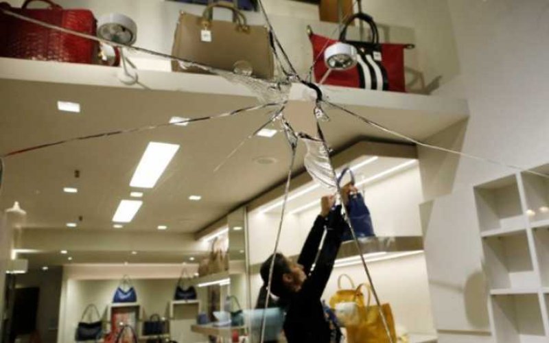Έκτακτο-Καταδρομική επιχείρηση στο κέντρο της Αθήνας – Φθορές σε μαγαζιά και τράπεζες