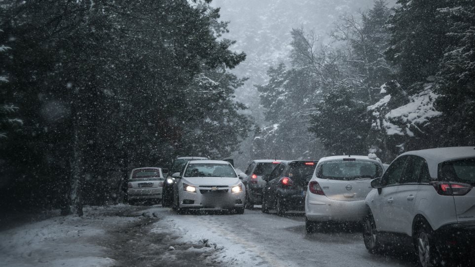 Εγκλωβίστηκαν 10 άτομα στη Βοιωτία λόγω του χιονιά