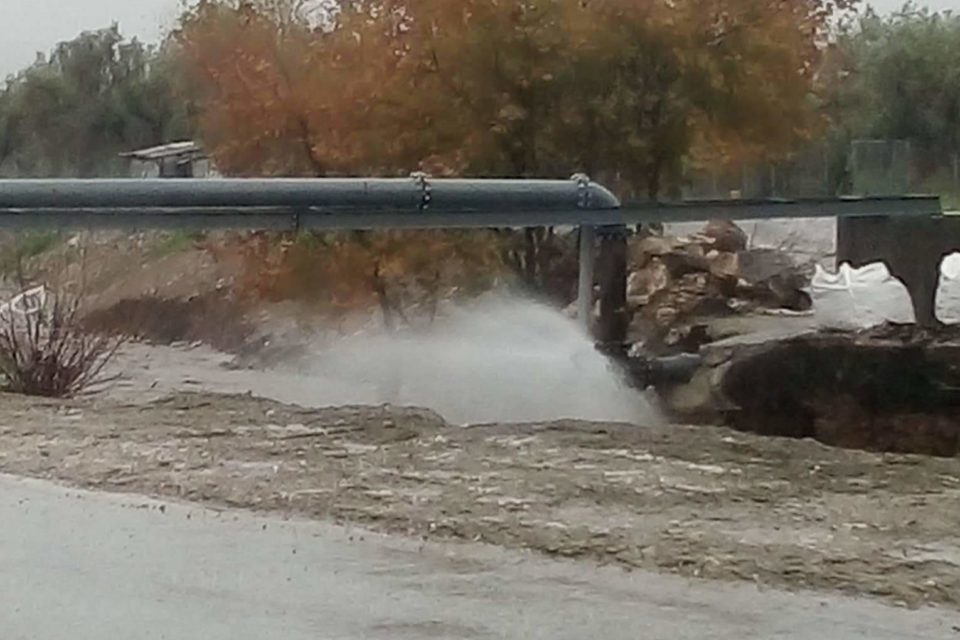 Ψαχνά:Εσπασε ο κεντρικός αγωγός στο Νεκροταφείο από την υψηλή στάθμη του νερού (φωτογραφίες)