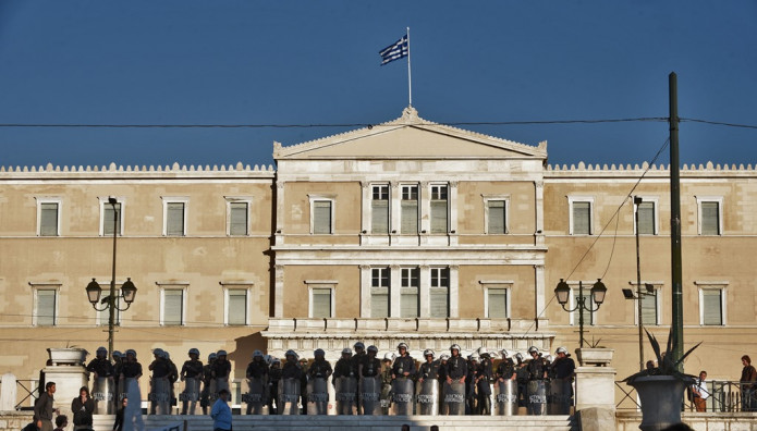 Κατέληξε από κορωνοϊό ο 52χρονος γιατρός της Βουλής