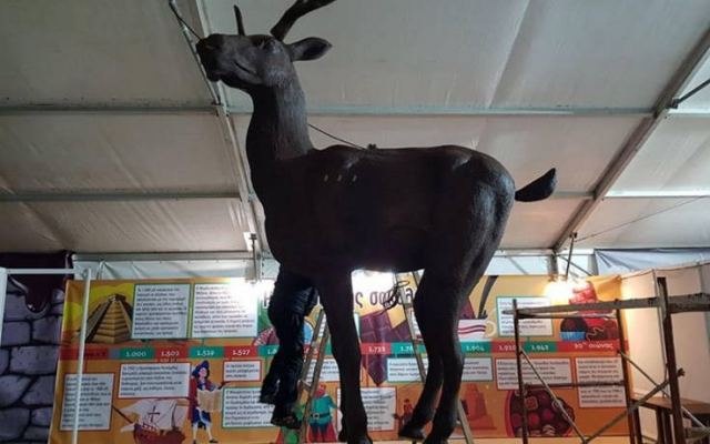 Έφτιαξαν ελάφι από σοκολάτα ύψους 4 μέτρων