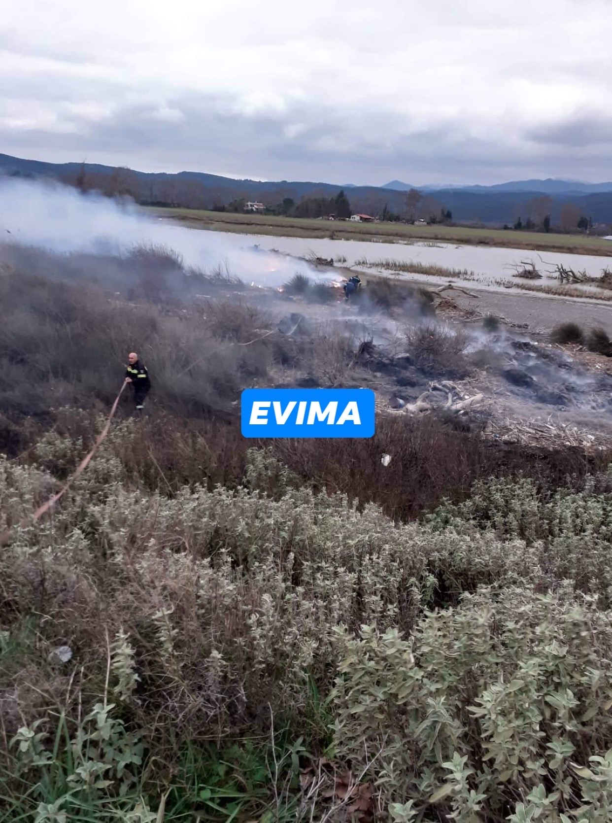 ΤΩΡΑ- Φωτιά κοντά σε σπίτια μεταξύ Κηρίνθου και Μαντουδίου[ΦΩΤΟ]