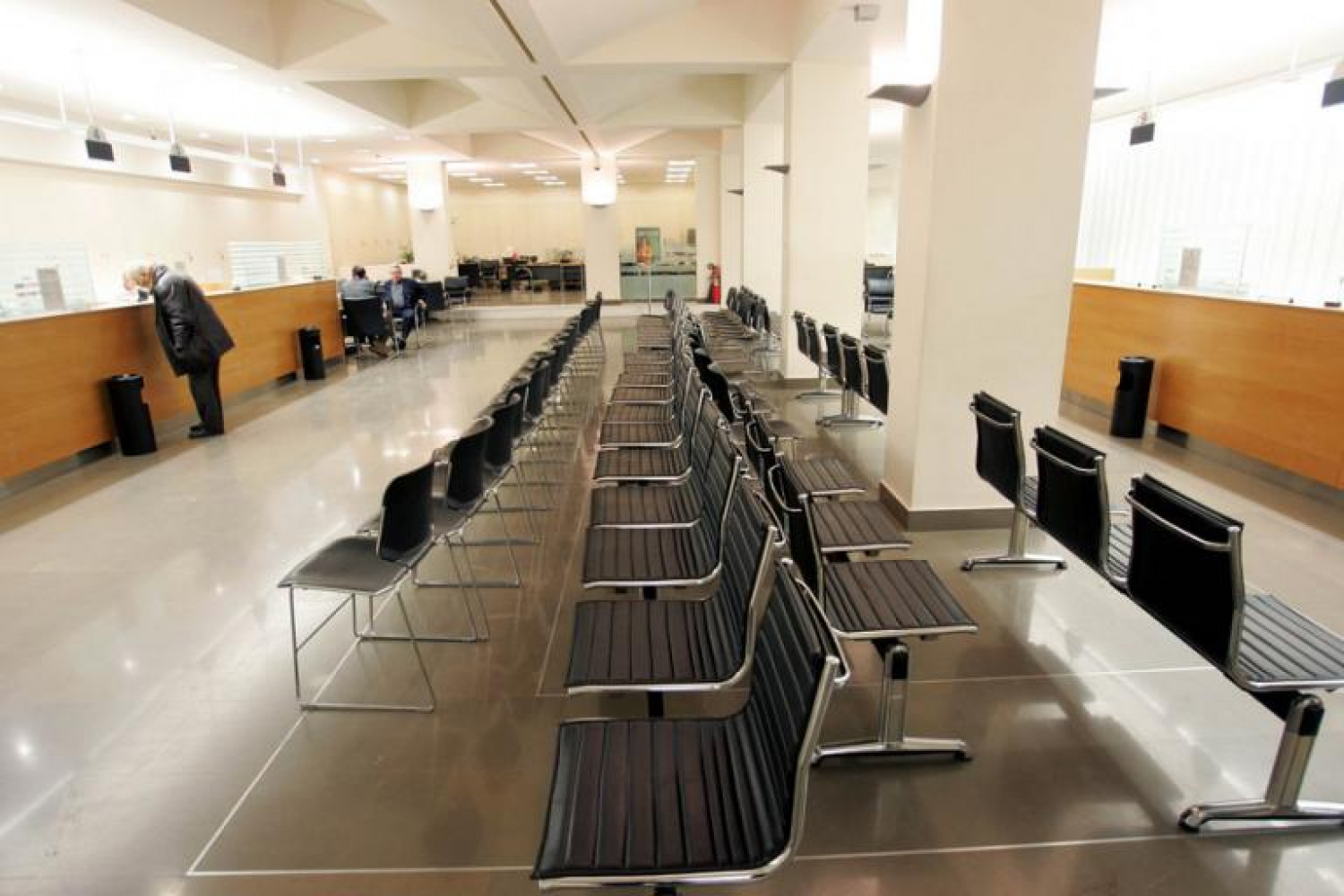 Ανοιχτές τράπεζες για το κοινό απογεύματα και Σάββατο, καταστήματα και ωράριο