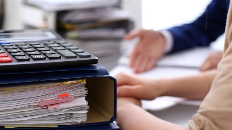 Αναστέλλονται και αναδρομικά τα πρόστιμα στους συμβολαιογράφους