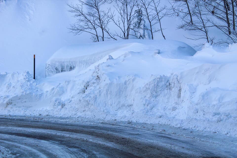 Τεράστιο όγκο χιονιού άφησε στα ορεινά και ημιορεινά της Εύβοιας