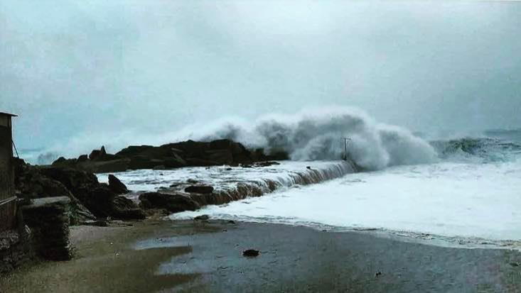 Καβοντόρος: Σκηνικό από ταινία τρόμου: Κύματα… «τσουνάμι» στην παραλία Αμυγδαλιάς