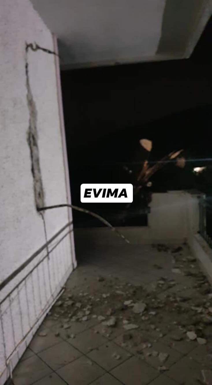 Εύβοια -Αποκλειστικό- Δέντρο έπεσε επάνω σε σπίτι στο Καλέντζι Αλιβερίου και προκάλεσε σοβαρές υλικές ζημιές -[ΦΩΤΟ]