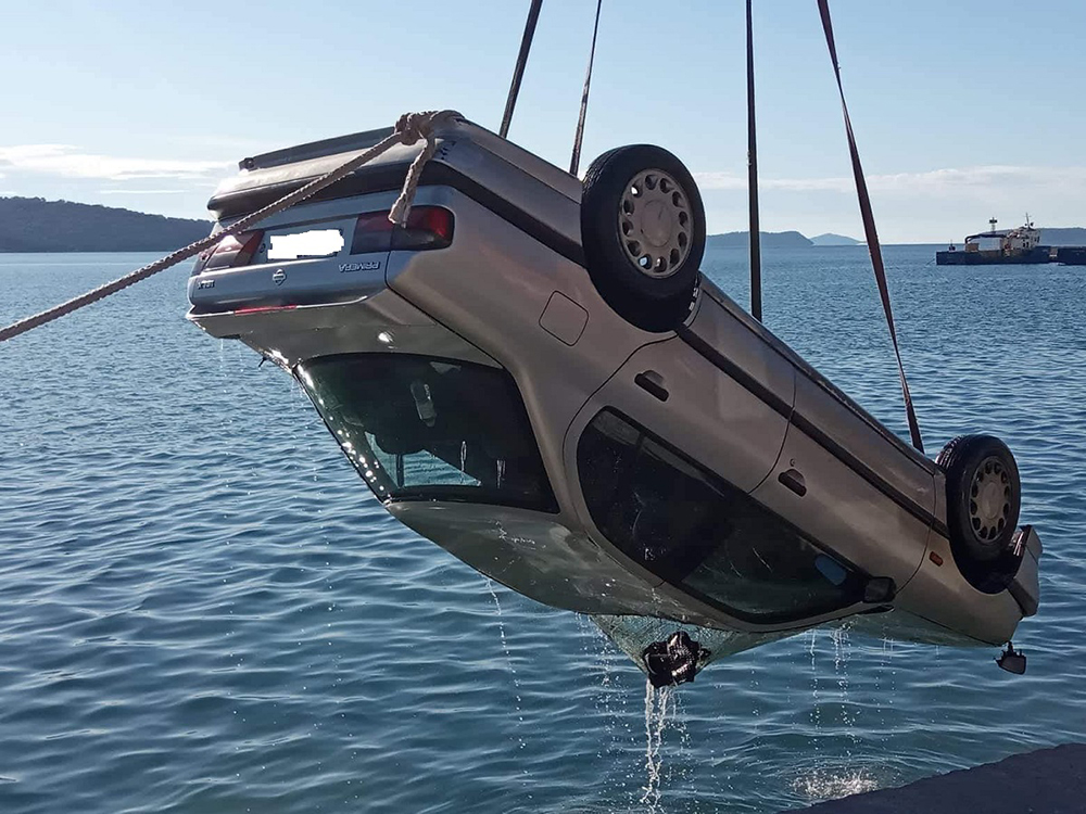 Αστακός: Πρωτοχρονιάτικη “βουτιά” ΙΧ στο λιμάνι (εικόνες)