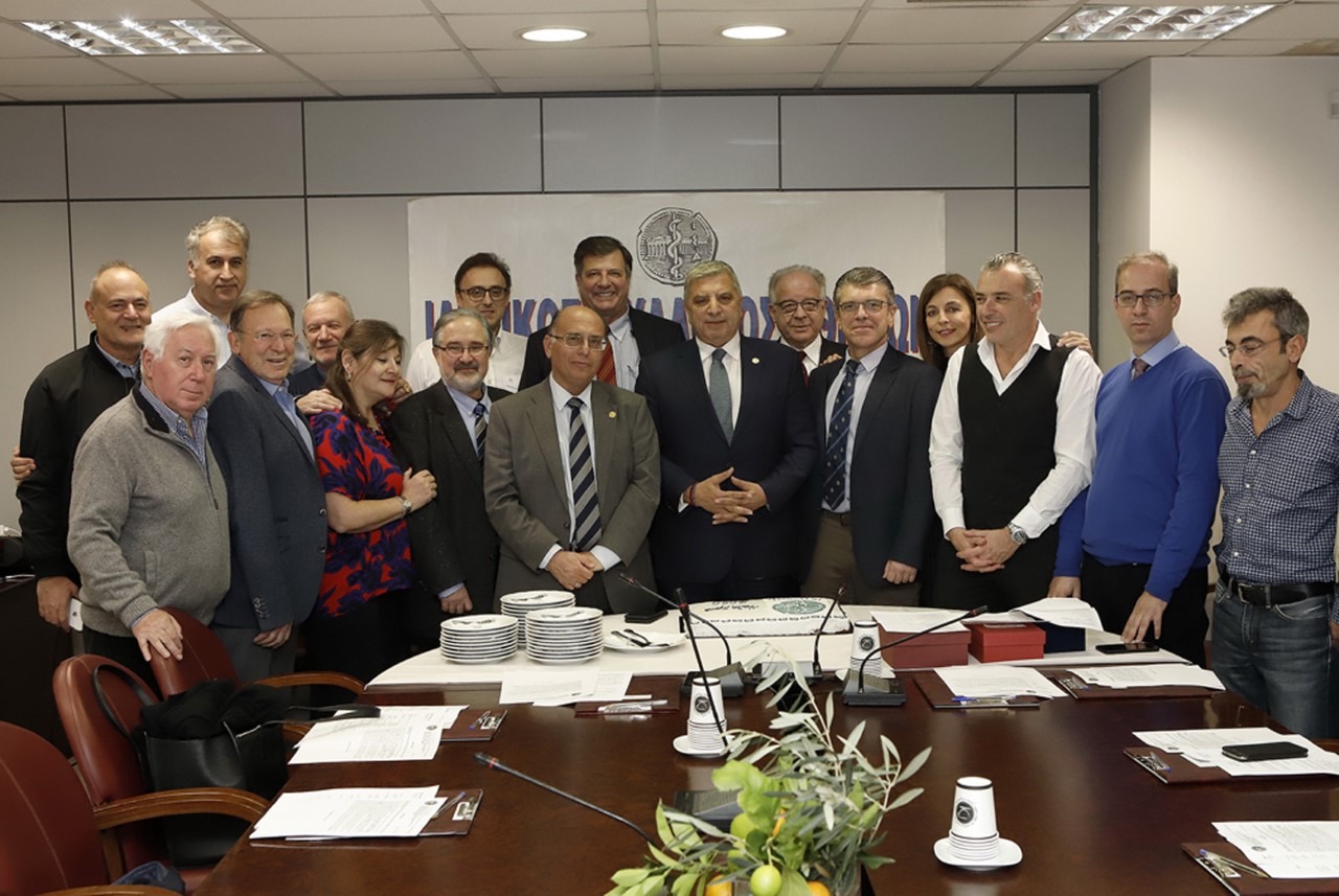 Ο Γιώργος Μαρίνος στην κοπή της Πρωτοχρονιάτικης πίτας του Ιατρικού Συλλόγου Αθηνών