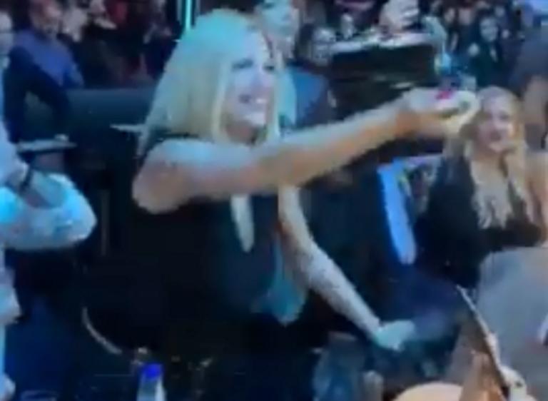 Ο Πάνος Κιάμος… έλουσε με λουλούδια τη Φώφη Γεννηματά (βίντεο)