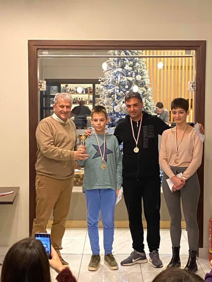 Στο τουρνουά Σκάκι της  Ευβοϊκής Ένωσης  ο εντεταλμένος-Βράβευσε τον πρωταθλητή [ΦΩΤΟ]