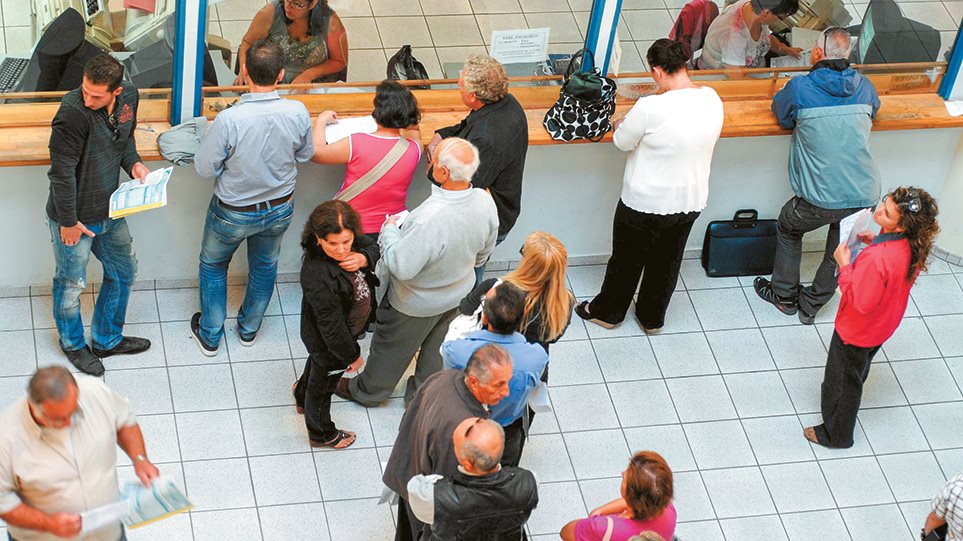 Πόσα χρήματα θα σας «τρώει» η εφορία αν πιάσετε και δεύτερη δουλειά