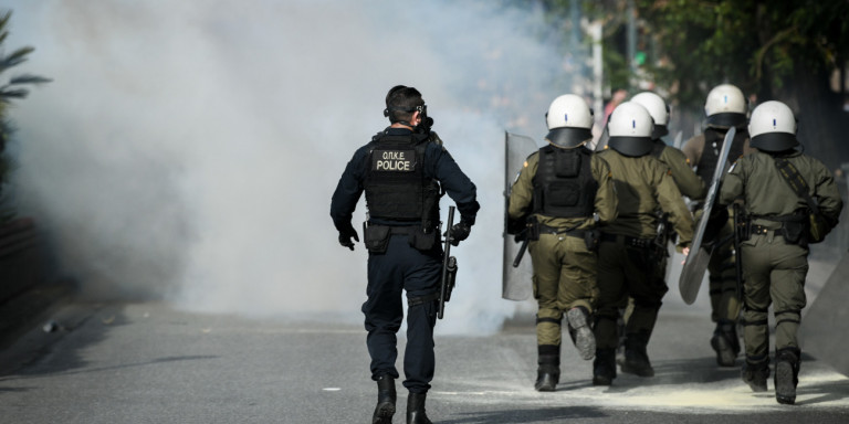 Επίθεση κουκουλοφόρων σε αστυνομικούς έξω από την ΑΣΟΕΕ -Με λοστούς και καδρόνια