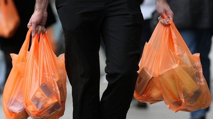 Πλαστικές σακούλες – Θα πληρώνουμε και αυτές που δίνουν περίπτερα και λαϊκές αγορές