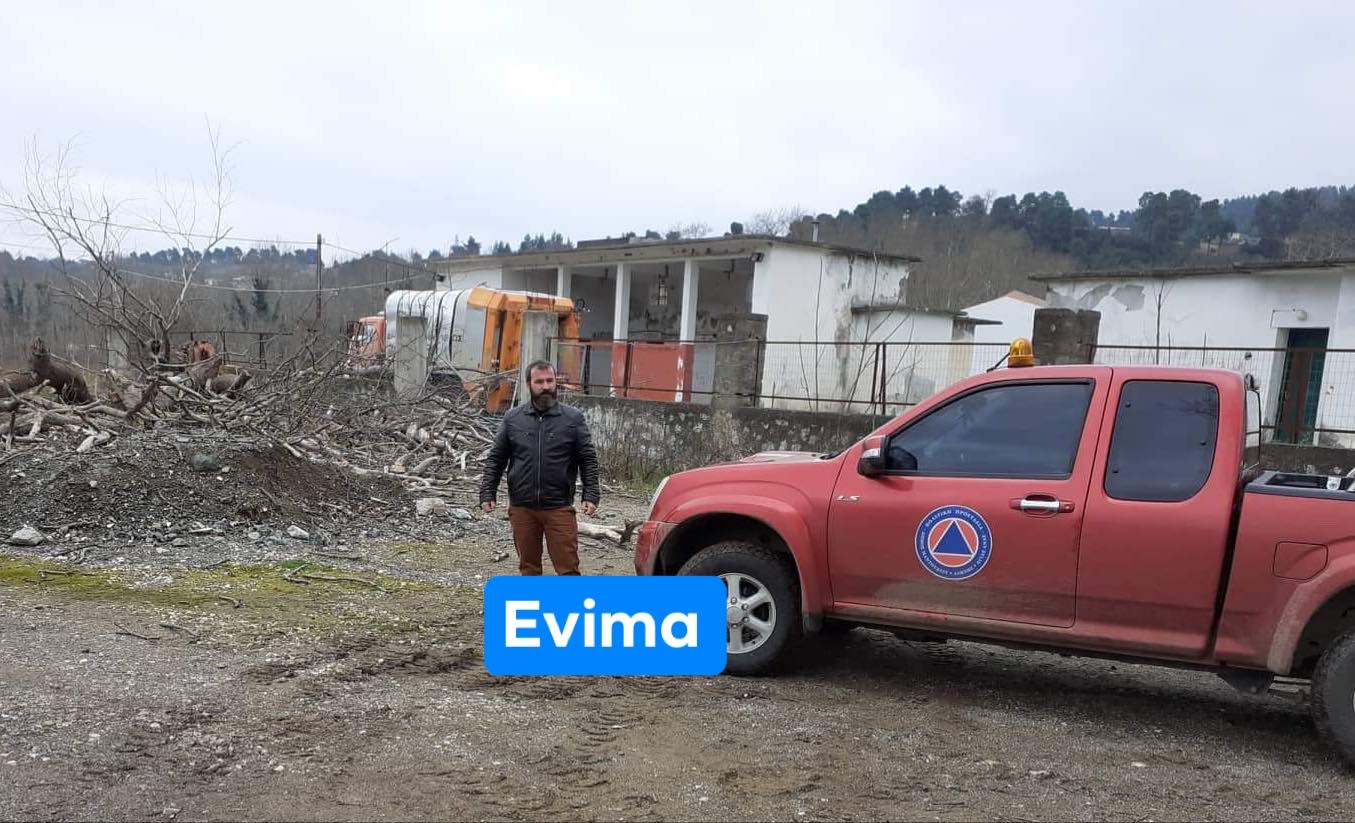 Τώρα-Συνεργεία του Δήμου κόβουν επικίνδυνο πλάτανο στον κεντρικό δρόμο από Μαντούδι προς Προκόπι-[ΦΩΤΟ]