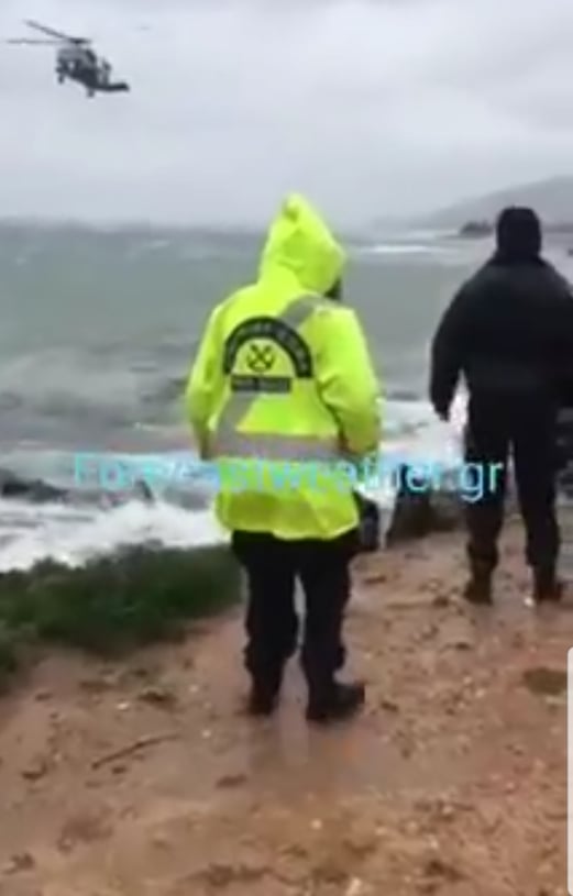 Δείτε τη στιγμή της διάσωσης του κωπηλάτη με superpuma στην Αρτέμιδα Αττικής-[BINTEO]