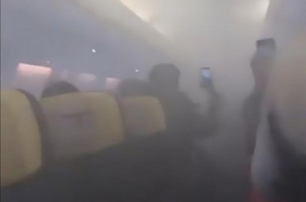 Πανικός σε πτήση της Ryanair: Η καμπίνα γέμισε καπνούς αμέσως μετά την απογείωση (Video)