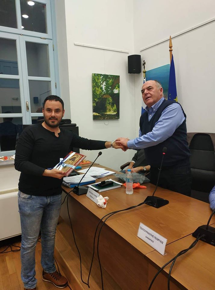 Με το ΄΄δεξί΄΄ ξεκίνησε η πρώτη συνεδρίαση για τον αντιδήμαρχο Δημήτρη Σκοπελίτη