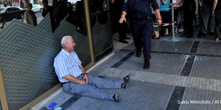 Το γοερό κλάμα Ελληνα συνταξιούχου έξω από τράπεζα στις φωτογραφίες της δεκαετίας από τον Economist