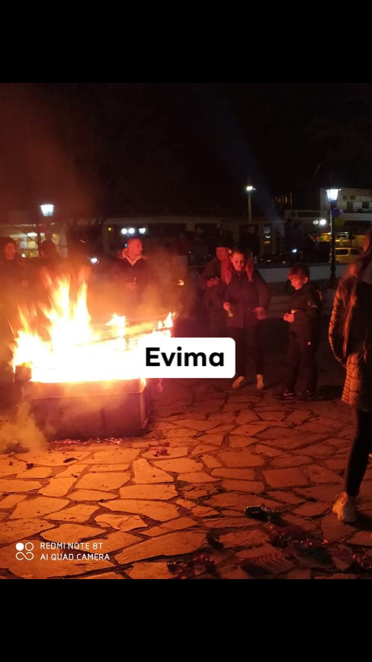 Ξεκίνησε πρίν από λίγο το fire maske night στην κεντρική πλατεία Ερέτριας (photos)