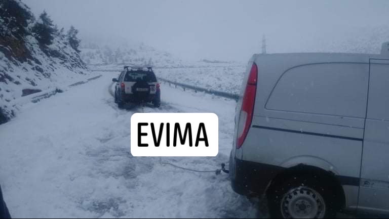 Το Ε.Σ.Δ.Δ.Ε απεγκλώβισε φορτηγάκι που εξετράπη της πορείας του (photos)