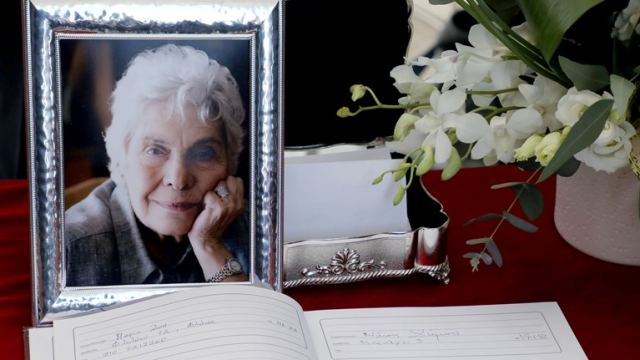 Συγγενείς, φίλοι, εκπρόσωποι των γραμμάτων “αποχαιρετούν” την Κική Δημουλά