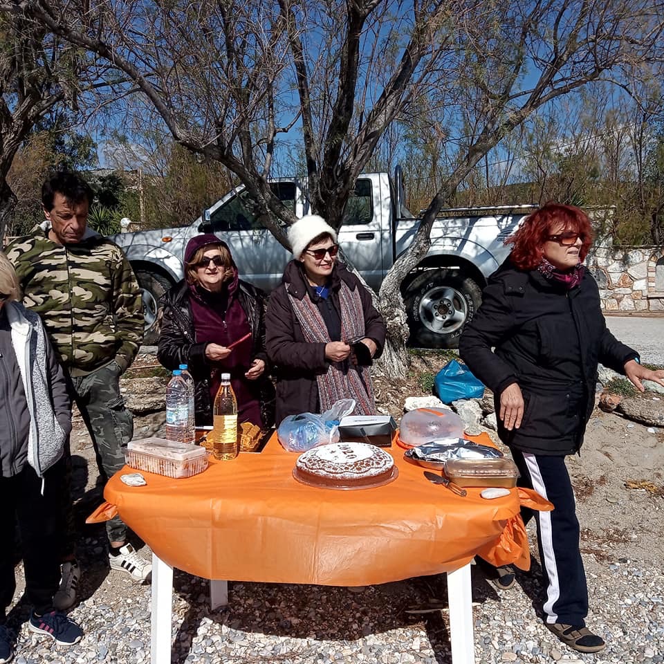 Έκοψαν την πίτα οι χειμερινοί κολυμβητές του Αλιβερίου [ΦΩΤΟ]