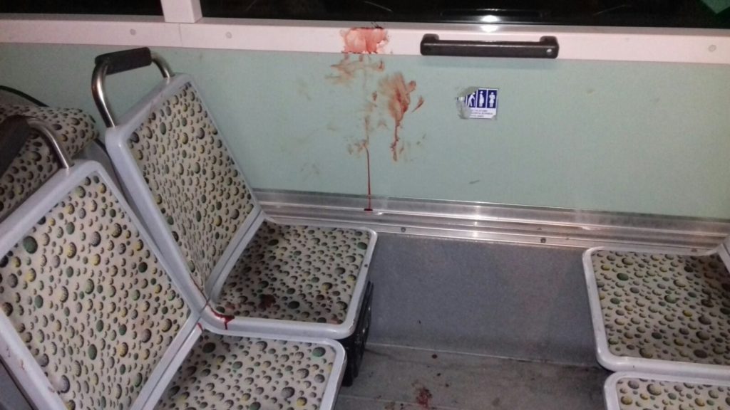Μπήκαν σε λεωφορείο και μαχαίρωσαν άνδρα