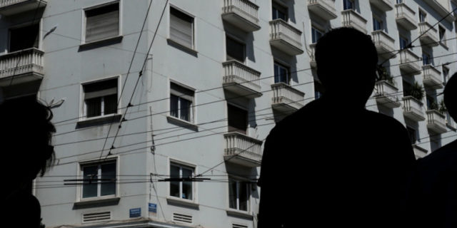 Πώς κατρακύλησε η πάλαι ποτέ μεσαία τάξη – Μικρό εισόδημα, δυσβάσταχτοι φόροι