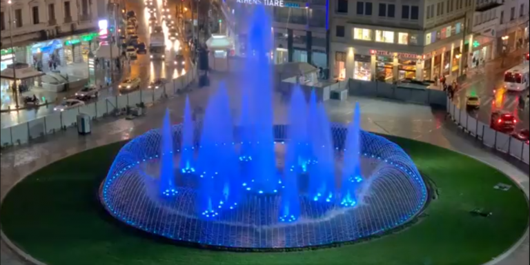 Εντυπωσιακό: Το συντριβάνι της Ομόνοιας σε πλήρη λειτουργία -Το βίντεο που ανάρτησε ο Κώστας Μπακογιάννης