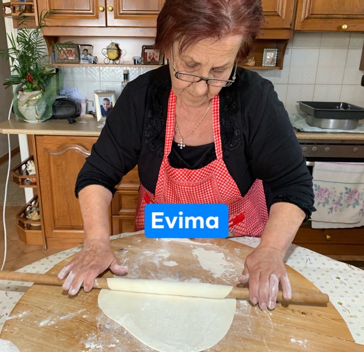 Το έθιμο της Σπανακόπιτας στη Νότια Εύβοια-Δείτε πως ανοίγουν το φύλλο [ΒΙΝΤΕΟ]