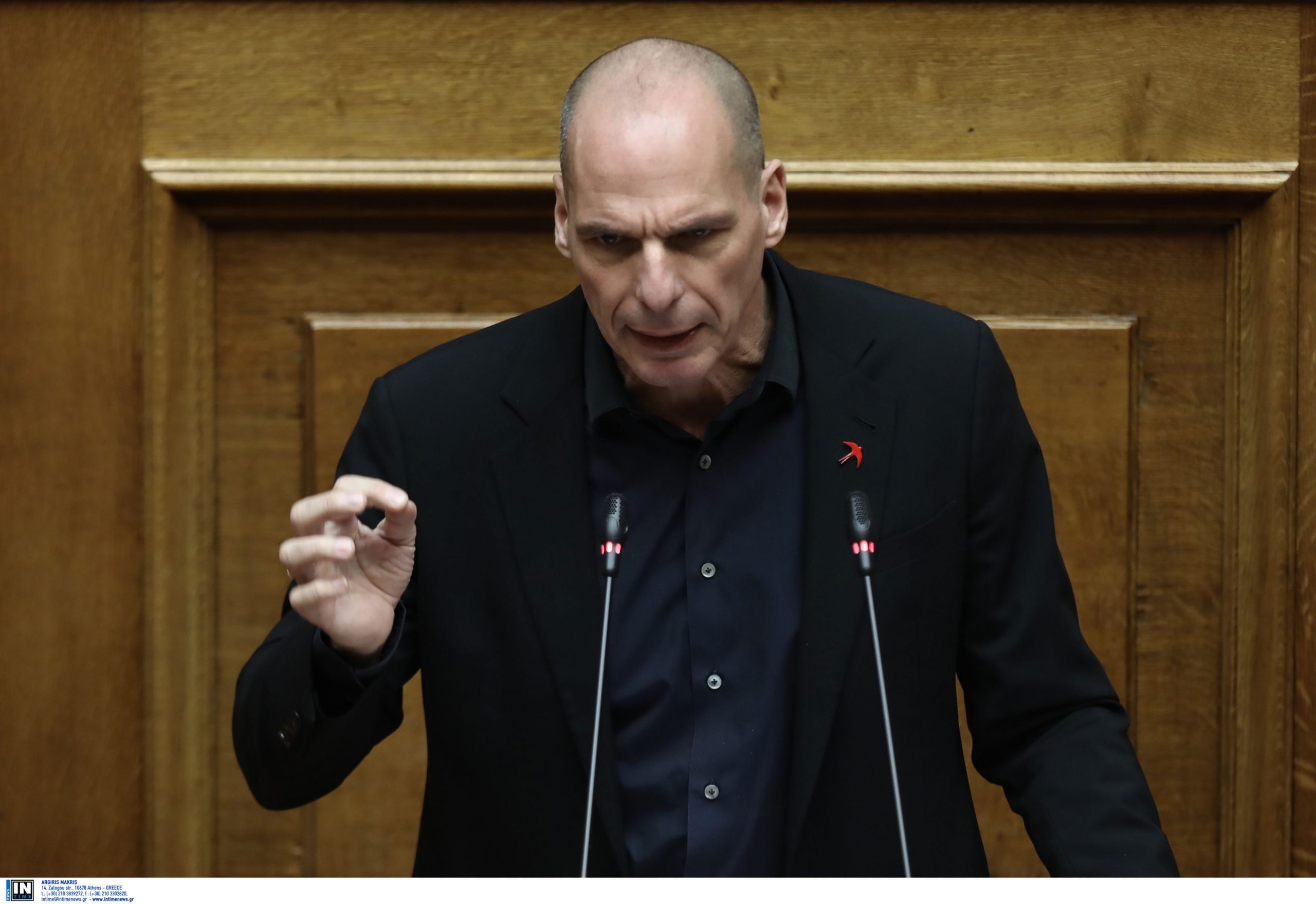 Ο Βαρουφάκης κατέθεσε στη Βουλή τα στικάκια με τις ηχογραφήσεις από τα Eurogroup του 2015 – Τα επέστρεψε ο Τασούλας