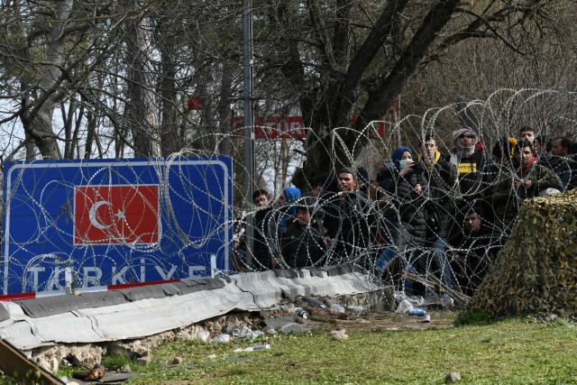 Τούρκος αστυνομικός με την απειλή όπλου εξωθεί Ιρανούς προς τα ελληνικά σύνορα!