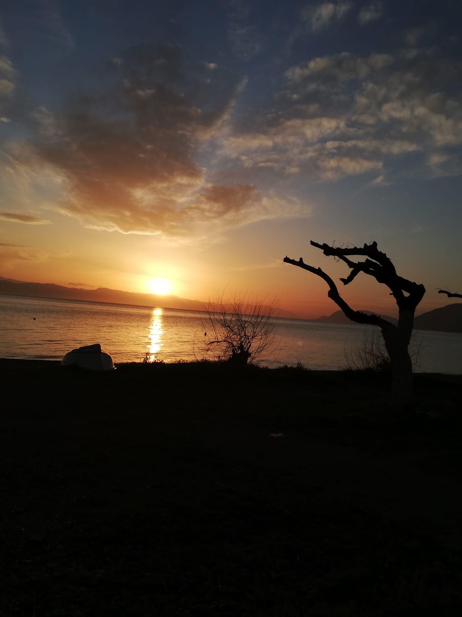 Μαγικό υπήρξε το ηλιοβασίλεμα σήμερα το απόγευμα στις Ροβίες Ευβοίας