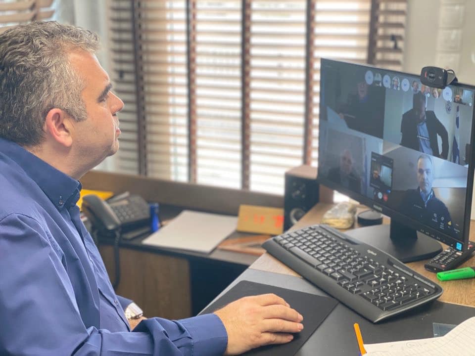 Ο δήμαρχος Καρύστου Λευτέρης Ραβιόλος μένει στο σπίτι