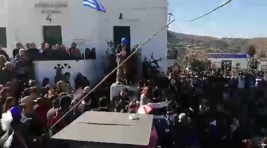 Απόκριες στη Σκύρο- Το έθιμο της Τράτας στην πλατεία της Χώρας [ΦΩΤΟ]