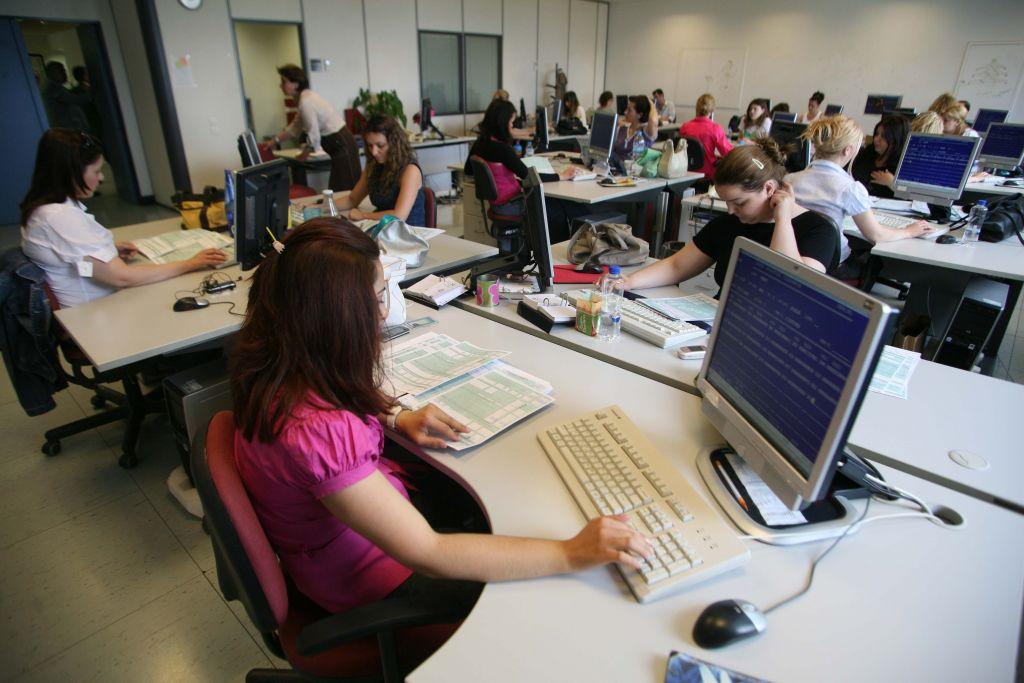 Ποιοι δημόσιοι υπάλληλοι μπορούν να παραμείνουν σπίτι τους -Θεοδωρικάκος ρωτά λοιμωξιολόγους