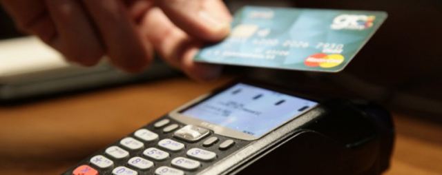 Είναι επίσημο: Στα 50 ευρώ από σήμερα το όριο για ανέπαφες συναλλαγές χωρίς PIN