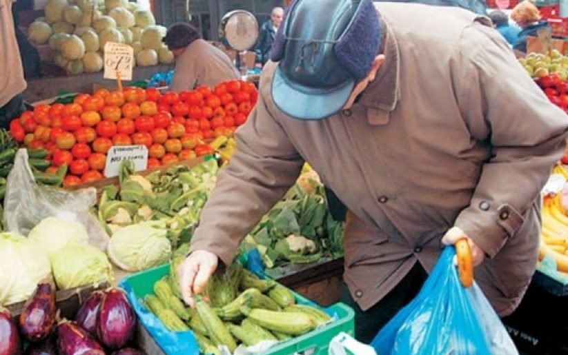 Ελεύθερη επαγγελματίας στο evima-Κοσμοπλημμύρα σήμερα στην λαϊκή αγορά του Αλιβερίου και χωρίς προφυλάξεις-Να κλείσουν άμεσα