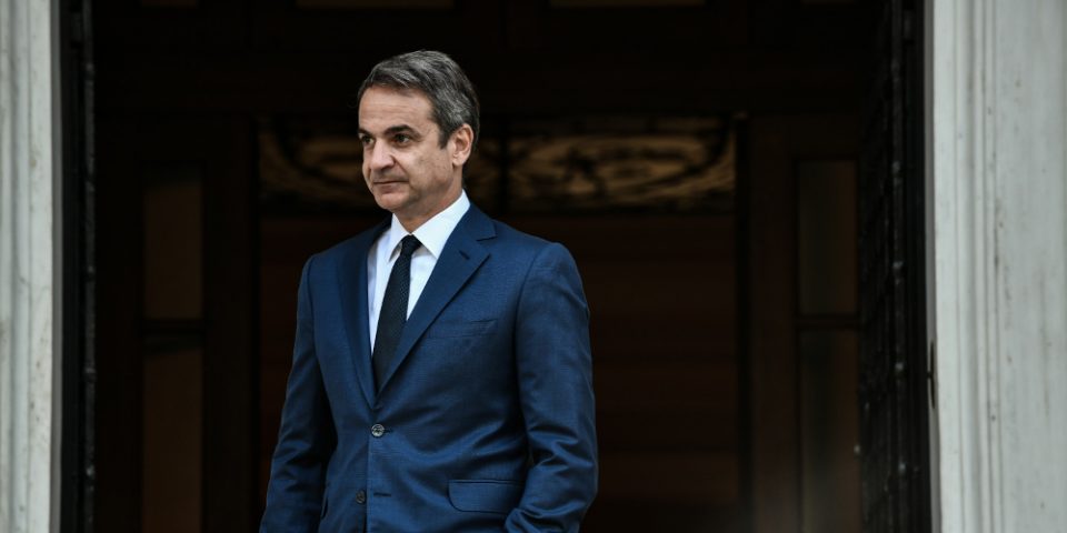 Εξετάζεται νέο σχέδιο από την κυβέρνηση – Πιθανή ένταξη δικηγόρων, γιατρών και μηχανικών στο επίδομα των 800 ευρώ