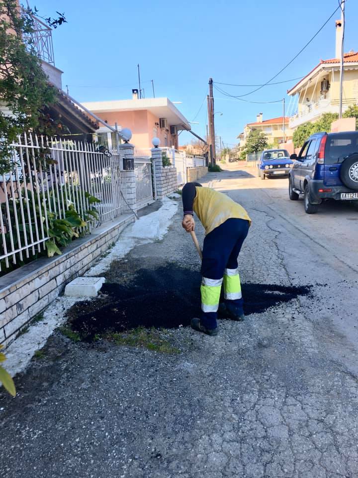 Κοινότητα Βαθέος Αυλίδος – Σήμερα ξεκίνησε η αποκατάσταση και επούλωση λακκουβών