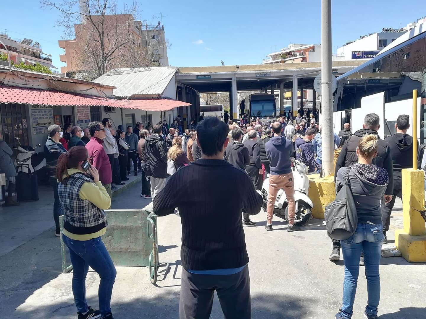 Συνωστισμός στα ΚΤΕΛ Λιοσίων για ένα δέμα από το χωριό