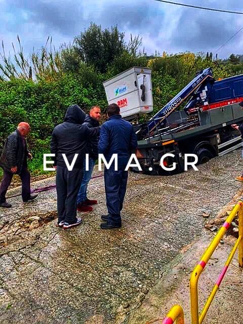 Κακοκαιρία-Στους δρόμους με τα συνεργεία ο αντιδήμαρχος Κύμης: Έχουμε συνεχείς καθιζήσεις δρόμων [photos]