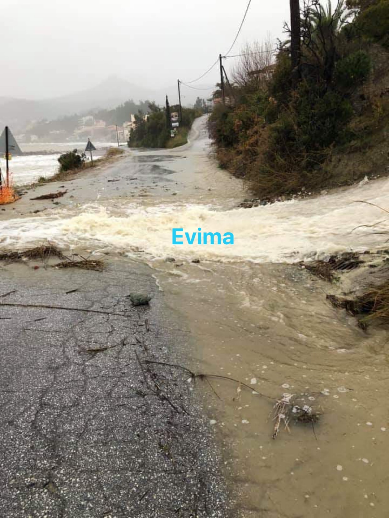 Προσοχή:Ορμητικά νερά στον παραλιακό δρόμο από Κύμη προς Πλατάνα Προσοχή:Ορμητικά νερά στον παραλιακό δρόμο από Κύμη προς Πλατάνα