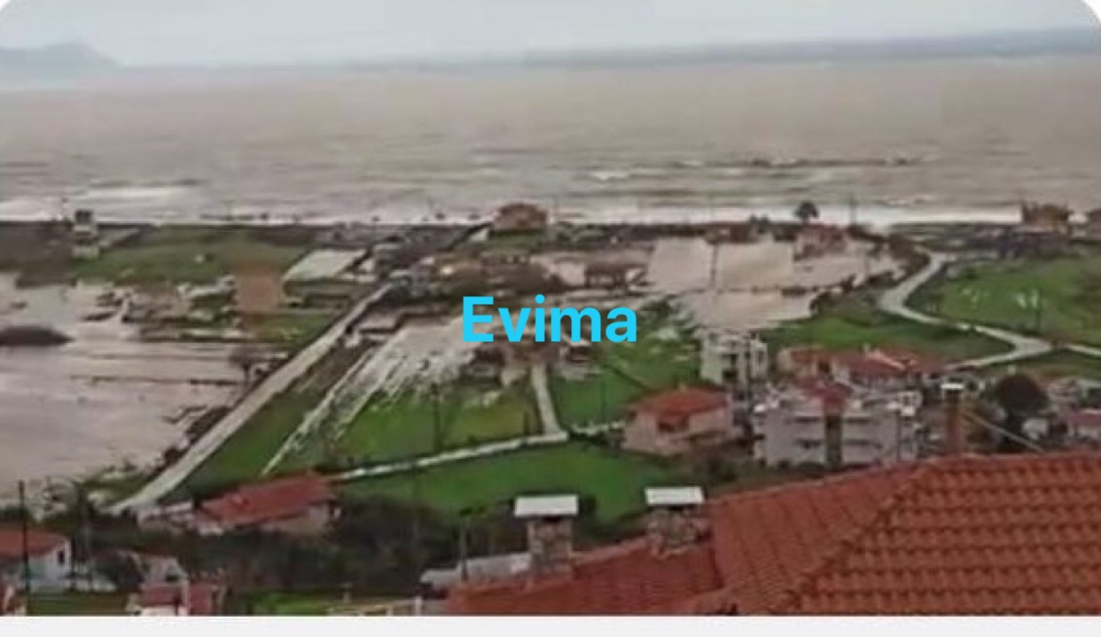 Μουρτερή Οκτωνιάς-Ένα με τη θάλασσα ο οικισμός από την ισχυρή βροχόπτωση [Photo&video]