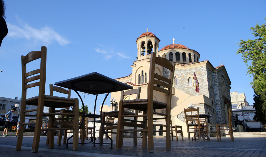 Ιδού οι ρυθμίσεις για τη δυνατότητα επέκτασης τραπεζοκαθισμάτων σε κοινοχρήστους – Αύριο στη Βουλή η τροπολογία